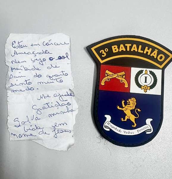 'Salva a minha vida': mãe mantida em cárcere pelo filho pede socorro em bilhete e é resgatadas em meio a fezes