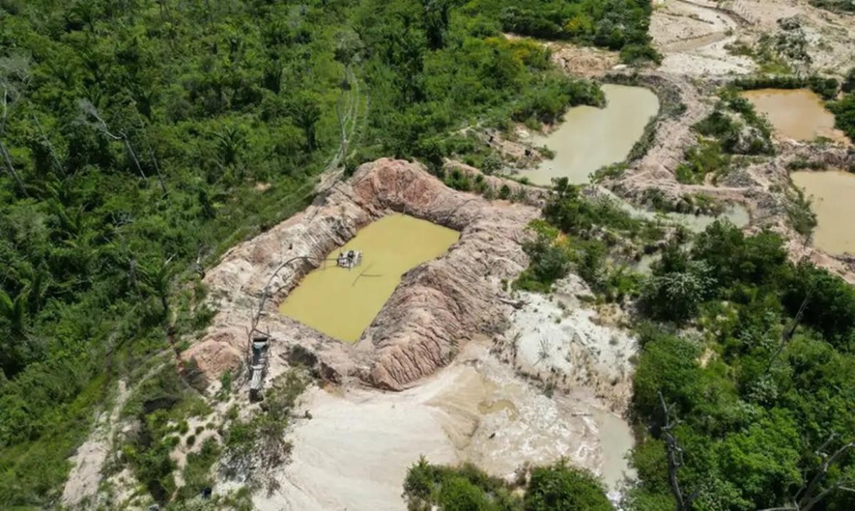 Facções se expandem em regiões de garimpo ilegal na cobrança por segurança, extração de ouro e tráfico