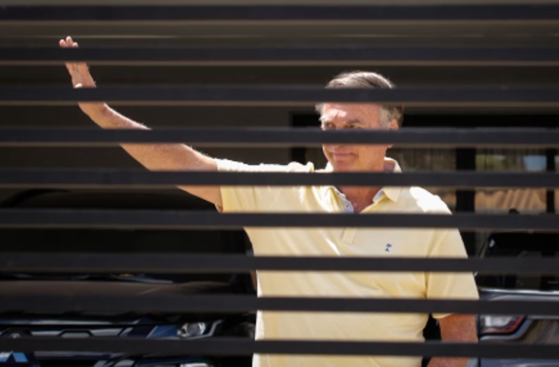 Bolsonaro deve ir ao semiaberto em 2033 e buscar livramento condicional em 2037, diz Justiça
