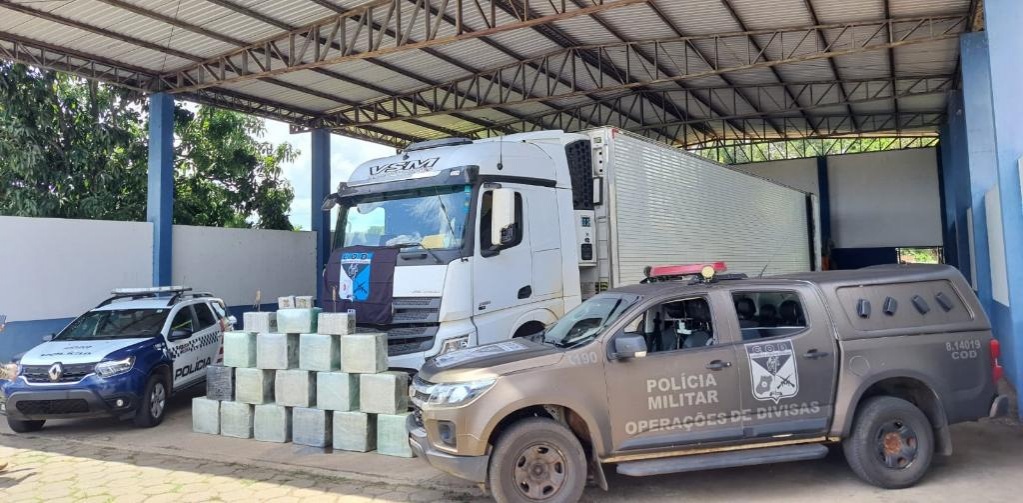 Ação integrada da Polícia Militar de MT e GO apreende 500 quilos de cocaína escondido em caminhão frigorífico