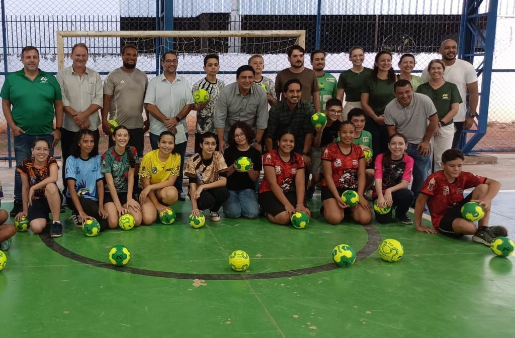 ADESIN entrega 50 bolas de handebol às escolinhas