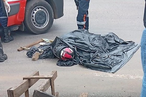 Mulher morre após motocicleta ser atingida por caminhão