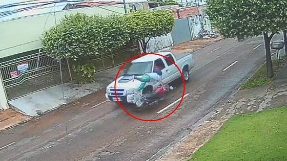 Mulher é arremessada após colisão entre S10 e moto na contramão em MT