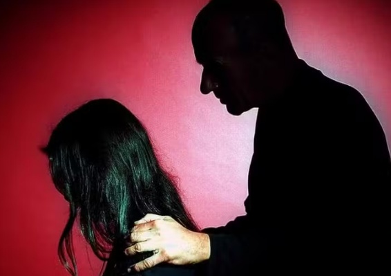 Francês é acusado de ter três crianças com a própria filha