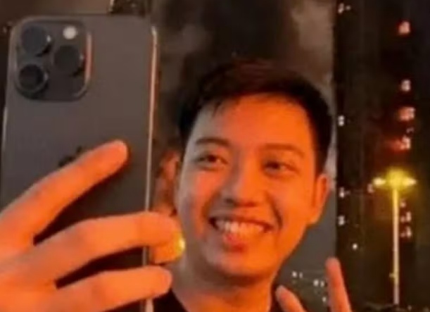 Influencer é preso após postar selfie em frente a incêndio com 159 mortos e chamar as vítimas de 'pecadoras'