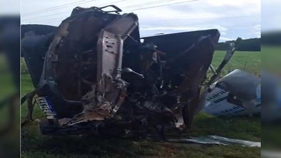 Jovem morre ao invadir pista contrária e bater caminhonete em caminhão