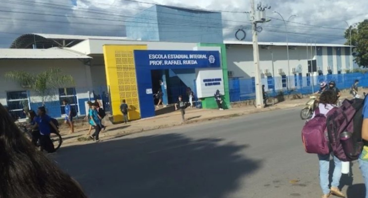 Menina de 13 anos é agredida por mais de 20 alunos e tem rosto pintado com cal em escola