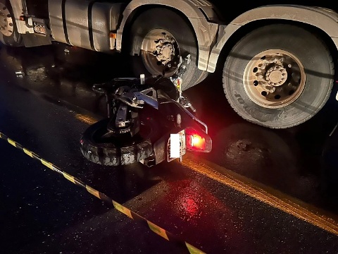 Motociclista cai na pista e é atropelado por carreta na BR-163