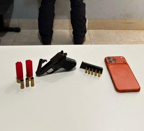 PM localiza arma de fogo escondida em porta-luvas de caminhonete e prende condutor