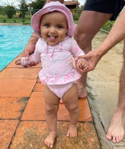 Bebê de 1 ano morre enforcada com cinto em casa de cuidadora