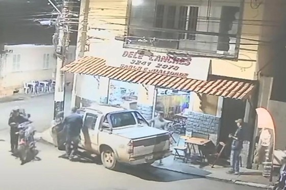 Caminhonete invade calçada e mata professor