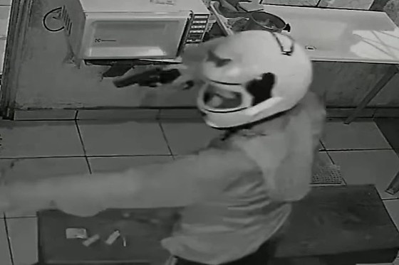 Criminosos de capacete invadem estabelecimento e matam comerciante