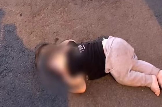 Bebê de 1 ano é encontrado sozinho na rua durante a madrugada