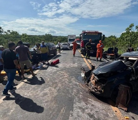 Acidente na Estrada da Guia deixa bebê e cinco adultos feridos