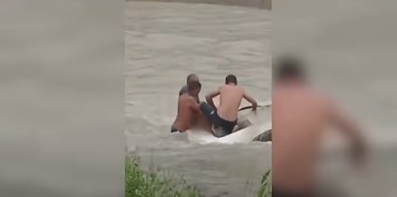 Jovem morre após ser resgatado de carro submerso