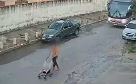 Homem é filmado enquanto abandonava bebê em carrinho no meio da rua