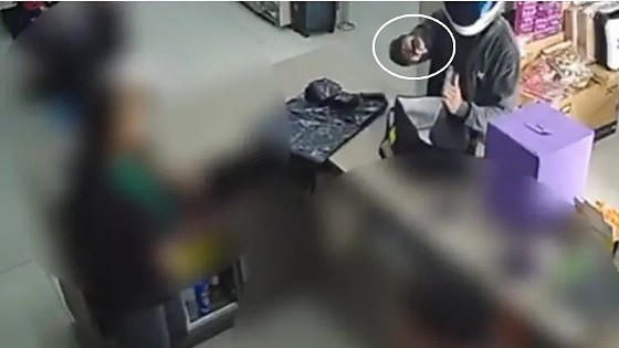 Funcionária pensa que assalto é brincadeira, tira sarro e bandido atira