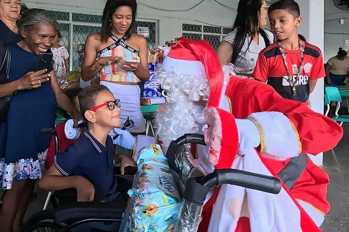 Menino de 8 anos realiza sonho e ganha cadeira de rodas adaptada em campanha dos Correios