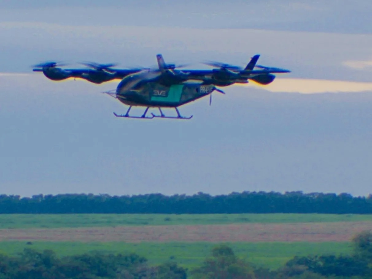 Protótipo da Embraer em escala real realiza voo inaugural