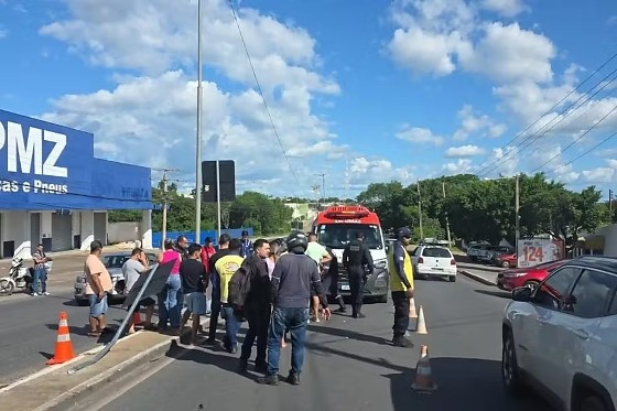 Motociclista morre após colidir com placa em MT