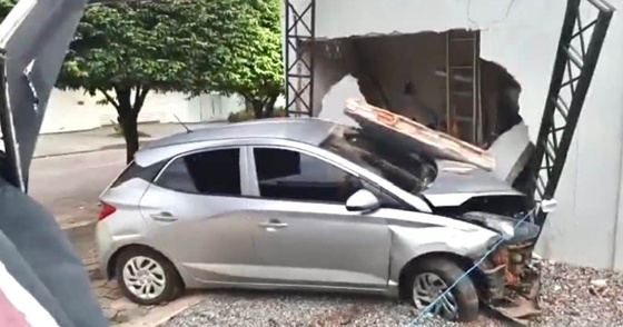 Carro fica parcialmente destruído após atingir estrutura de empresa em Sinop