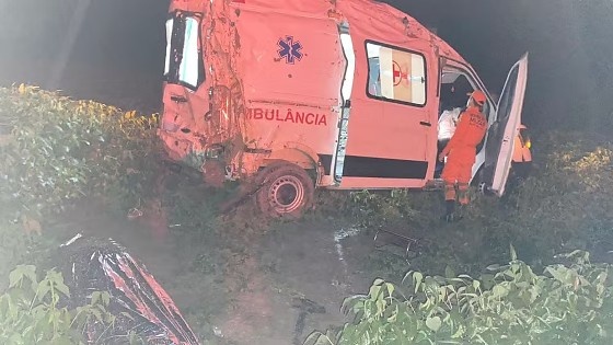 Idosa de 65 anos morre após ambulância capotar na MT-242