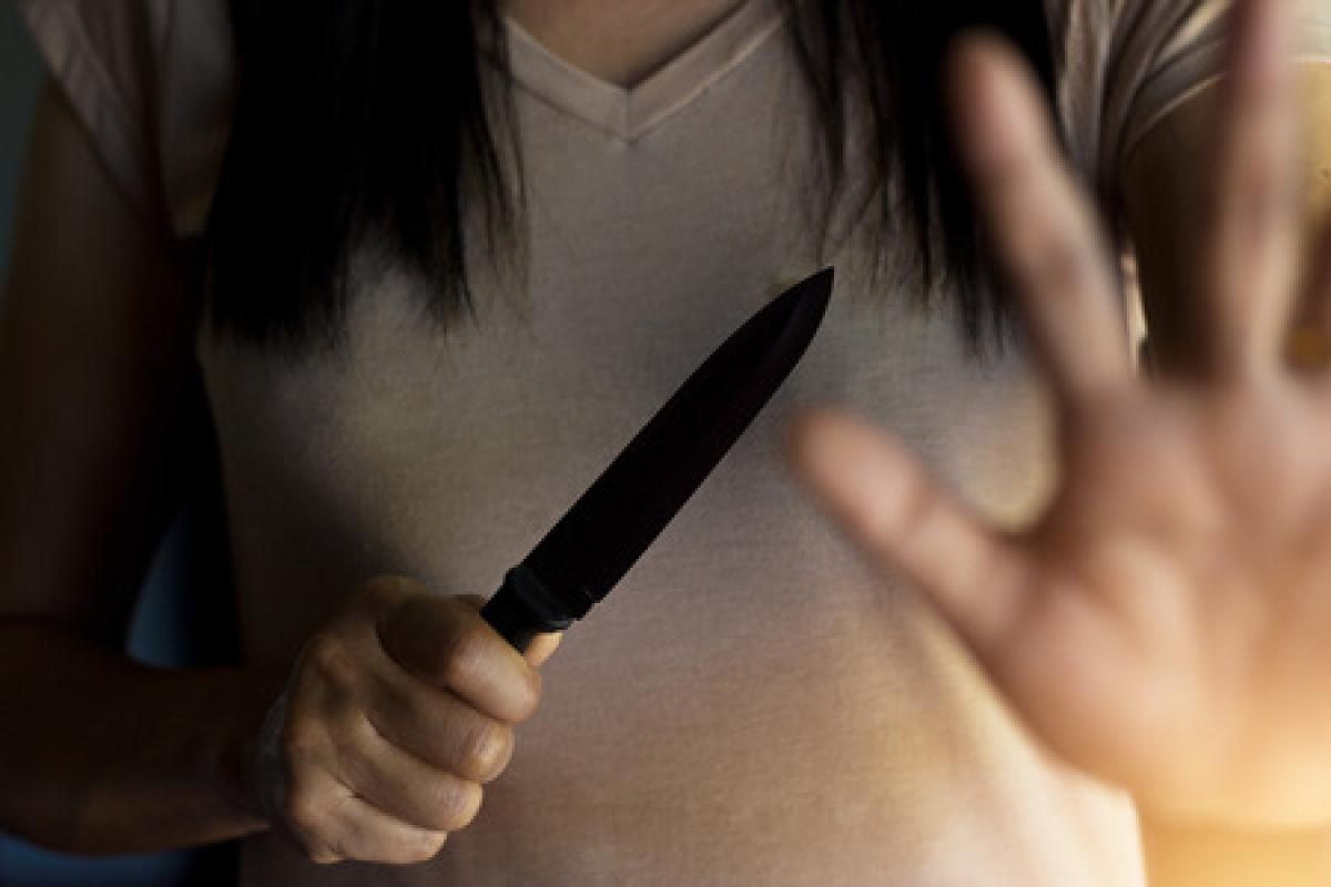 Agredida no Ano Novo, mulher tenta atacar marido com faca em briga por dinheiro
