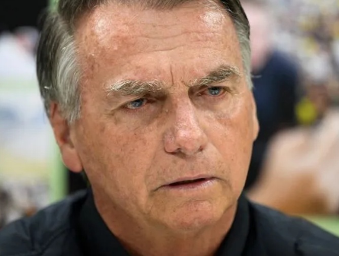 Bolsonaro teve traumatismo craniano leve após queda em casa, diz médico