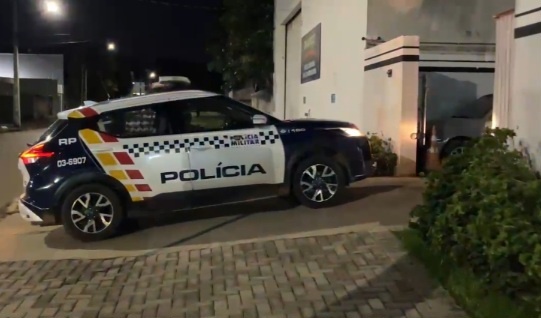 Jovem é socorrido após ser baleado em conveniência no centro