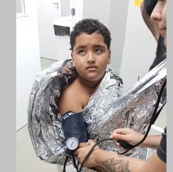 Menino de 10 anos é encontrado com vida após ficar oito horas à deriva em praia de São Pedro da Aldeia