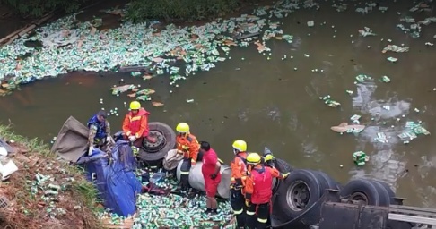 Caminhoneiro morre e 15 pessoas são presas por saquear carga