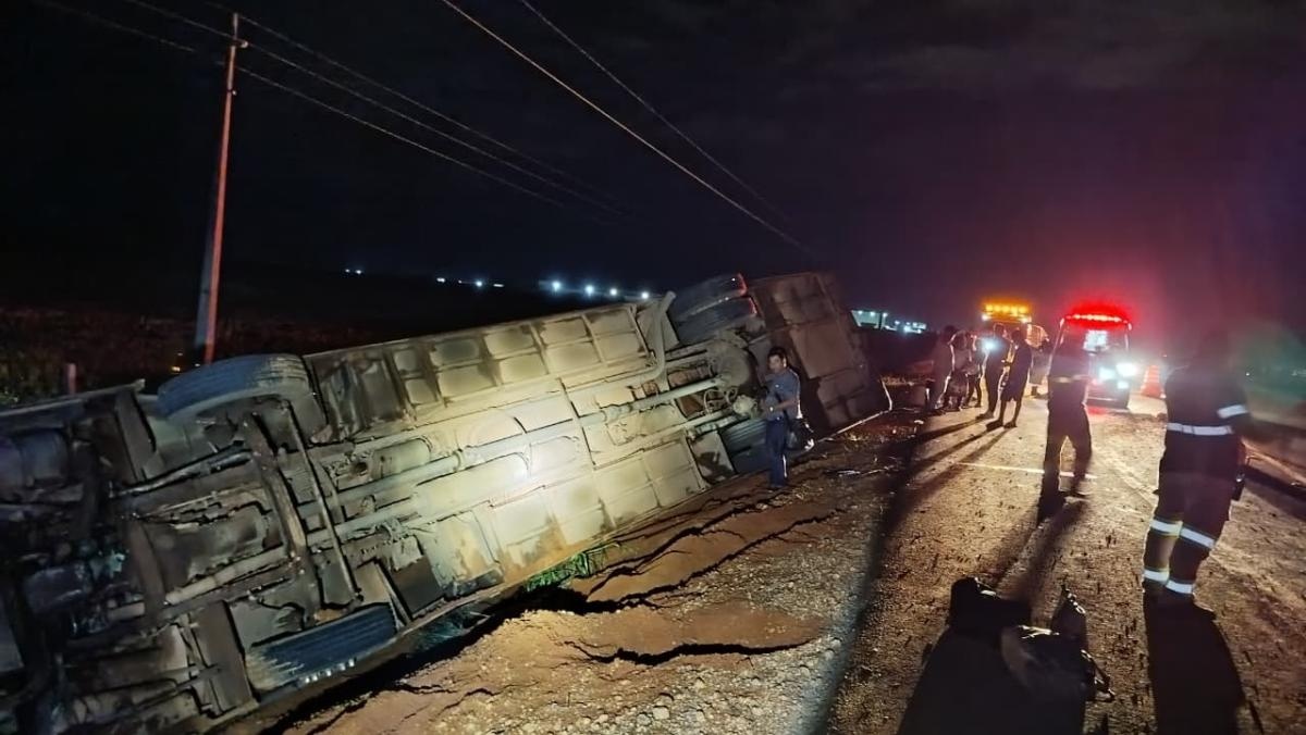 Ônibus de viagem com 26 passageiros capota em MT; 6 em estado grave