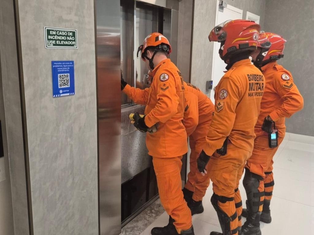 Corpo de Bombeiros resgata vítima presa em elevador de edifício residencial de Sinop
