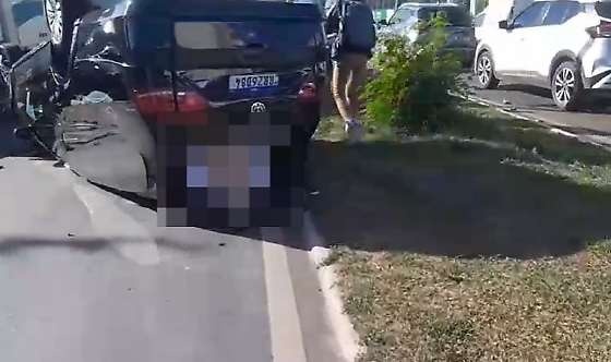 Carro de funerária capota e corpo fica exposto em Avenida de Cuiabá