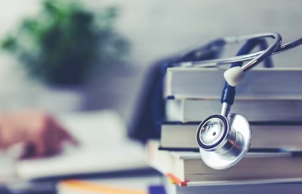 Cerca de 30% dos cursos de Medicina vão ser punidos após avaliação ruim no Enamed