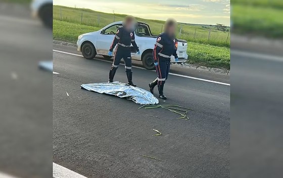 Mulher atropelada é declarada morta, deixada na pista é reanimada por socorrista