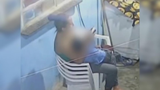 Mulher com criança no colo é morta a facadas dentro de casa