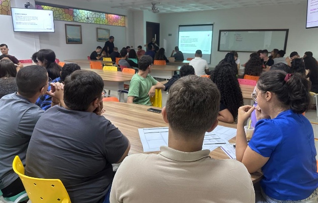 Faculdade oferece cursos gratuitos de edição de vídeo, psicologia e foguetes