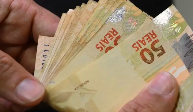 Brasileiros estão atrasando mais o pagamento de seus empréstimos, diz Serasa
