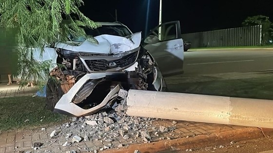Mãe e filha ficam feridas após carro colidir com poste em MT