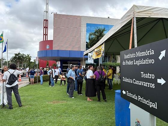 Servidores do Judiciário de MT suspendem greve e 'acampam' na Assembleia em protesto por aumento salarial