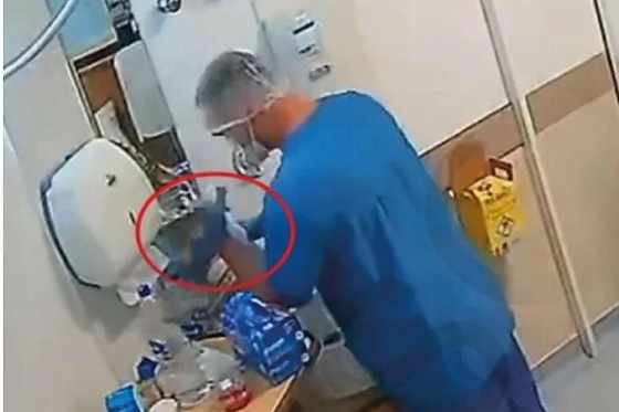 Veja imagens de técnicos injetando substância que matou três pacientes