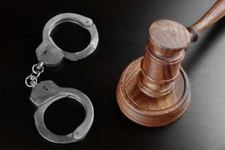 Padrasto é condenado por estuprar enteada e obrigá-la a assistir vídeos pornográficos