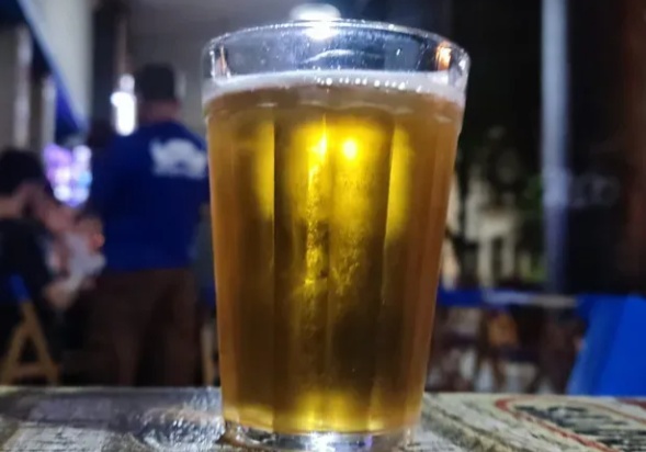 Mulher esfaqueia marido com canivete após ele oferecer bebida alcóolica ao filho