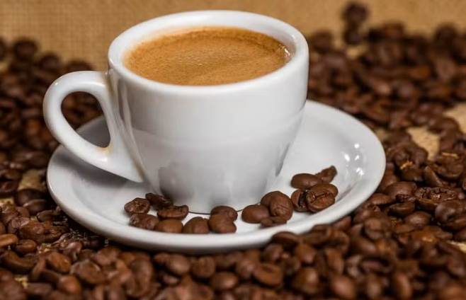 Brasileiro bebeu menos café em 2025, mas alta de preços elevou faturamento da indústria