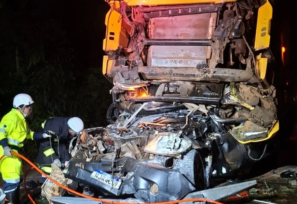 Passageiro de caminhonete morre e motorista fica ferido após acidente com carretas