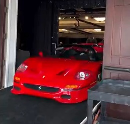 Ferrari leiloada por R$ 41 milhões é danificada pouco antes de ser entregue ao comprador