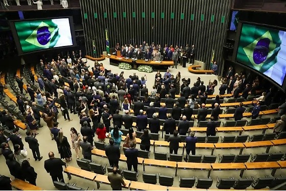 Congresso aumenta salários de funcionários e dá folga a cada três dias