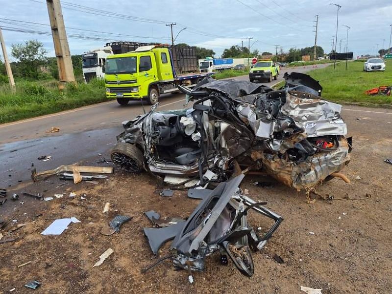 Acidente entre carro e dois veículos de carga deixa três feridos na BR-163 em Sinop