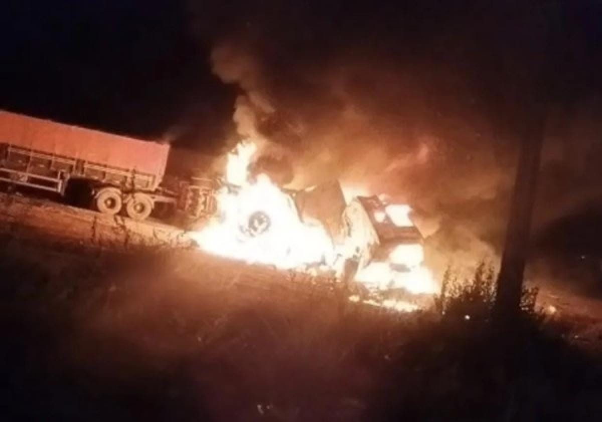 Motorista morre carbonizado e dois ficam feridos após colisão entre três carretas na BR-163